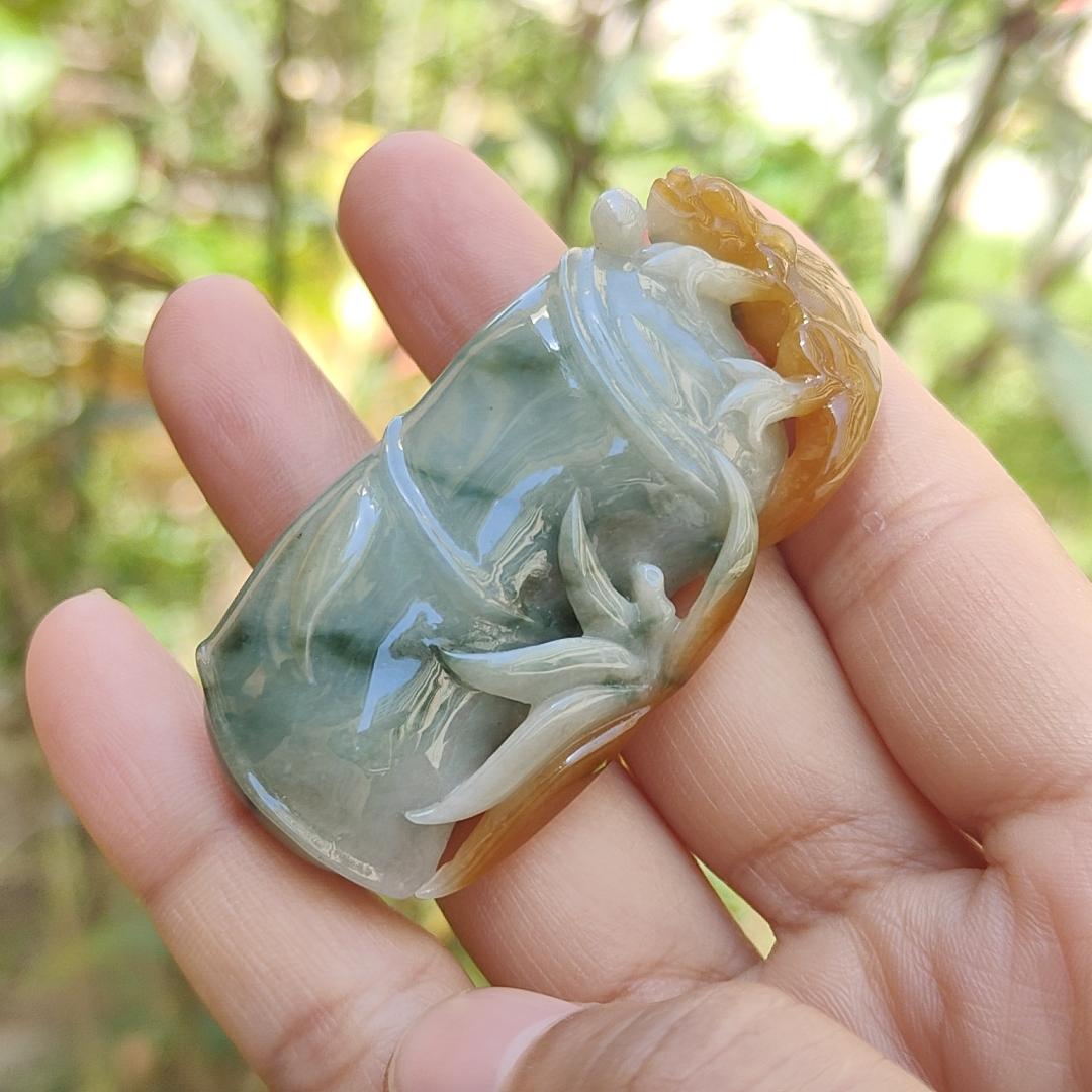Premium Yellow and Floating Blueish Green (Piaohua) Natural Type A Jadeite Pendant Necklace crafted with Bamboo, Lizard symbols of Wealth, fortune, longevity and wisdom with certificate weigh 37.99 grams, 57.3 * 27.5 * 14.6 mm (pendant47) Yi Pin Qian
