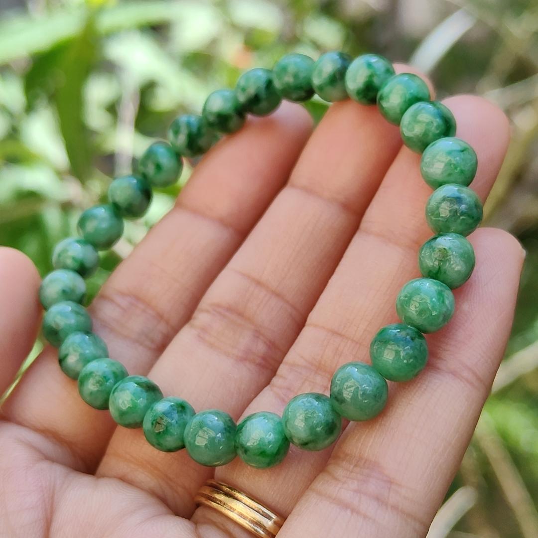 A Stunning daily wear, now with mid year offer, 27 Spicy-Green Beads measurement at 6.7 mm Natural Type A Jadeite Bracelet come with QIC approved labs certificate weigh 13.75 grams, suitable for your daily wear or collections (bracelet2) Yi Pin Qian