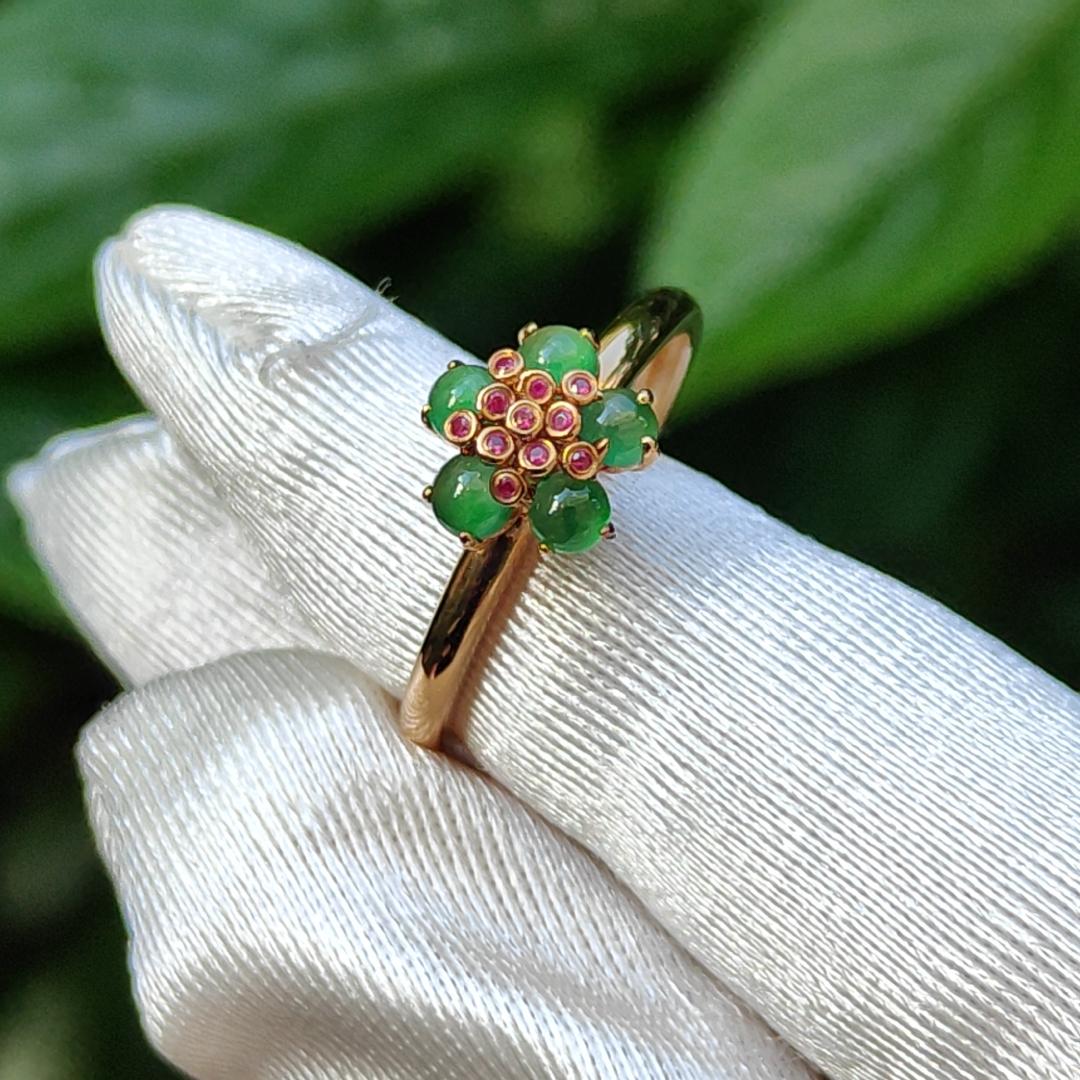 Mid Year Special Offer Five Green Cabochon Natural Type A Jadeite Jade set with 11 * 0.003 ruby on 18k Gold as a Ring, certificate included weigh 2.15 grams, finger size 18mm (18kring18) Yi Pin Qian
