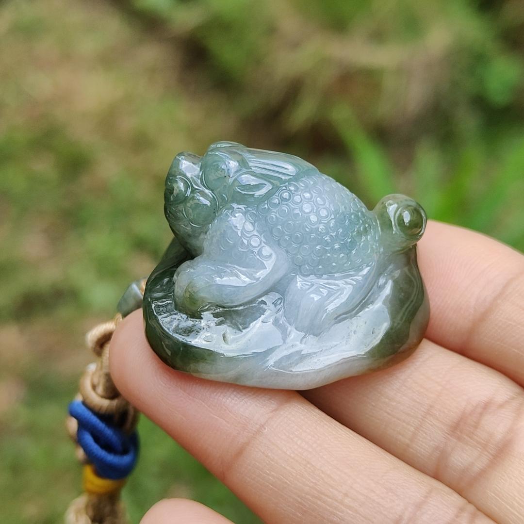 Brown Skin and Green Natural Type A Jadeite Pendant crafted with three leg toad and Chinese ingot, symbols of Fortune and good fortune, Auspicious and wealthy means to urge wealth, with ceritificate weigh 30.06 grams, 32.8 * 32 * 22.2 mm (pendant69) Yi Pin Qian