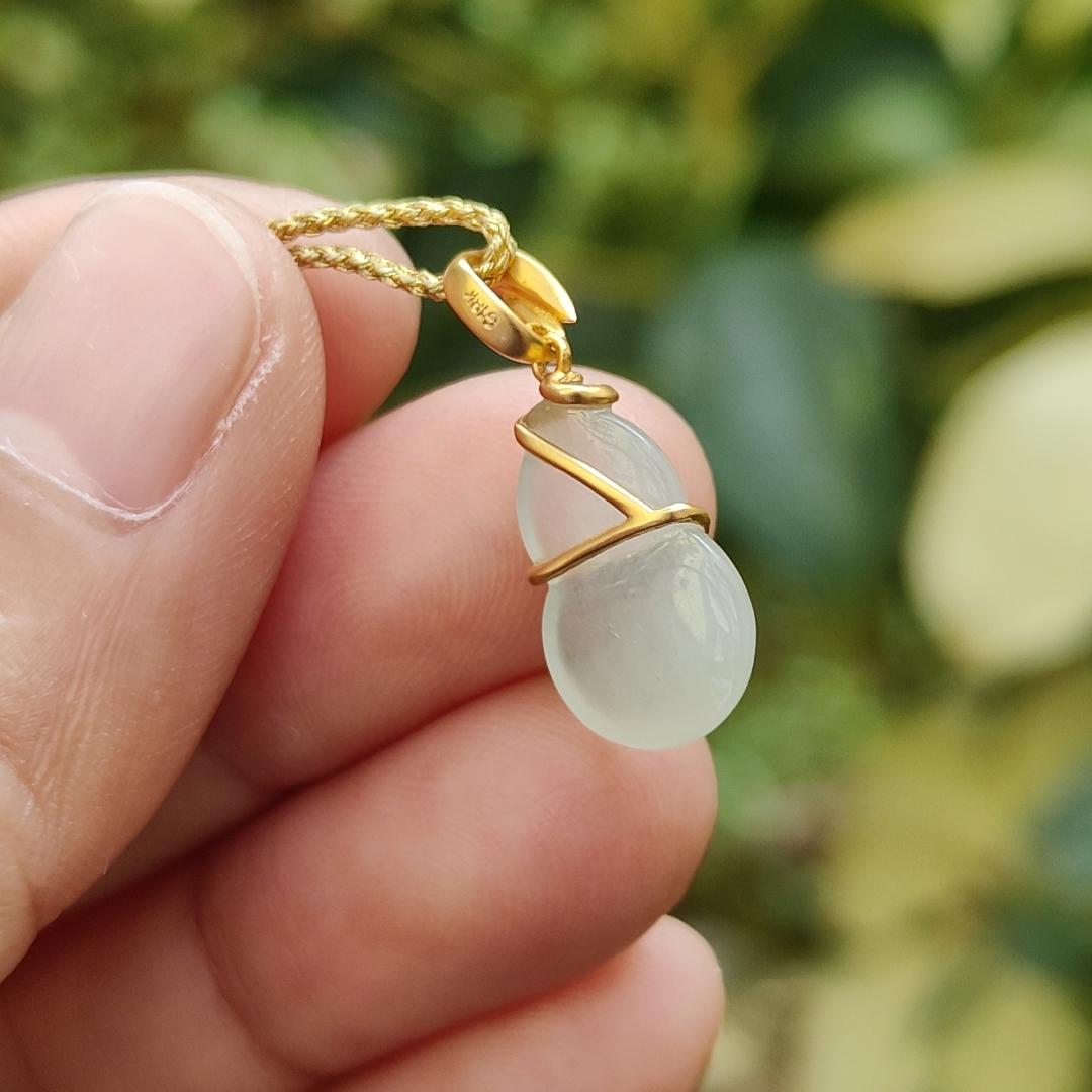 Crafted as Gourd Pendant on Natural Type A Jadeite Jade set with 18k Gold certificate weighs 1.17 grams, measurement 14.5 * 9.4 * 3.5 mm (18kp79) Yi Pin Qian Jadeites Jade Jewelry ~Your Precious Quintessential ~ Singapore