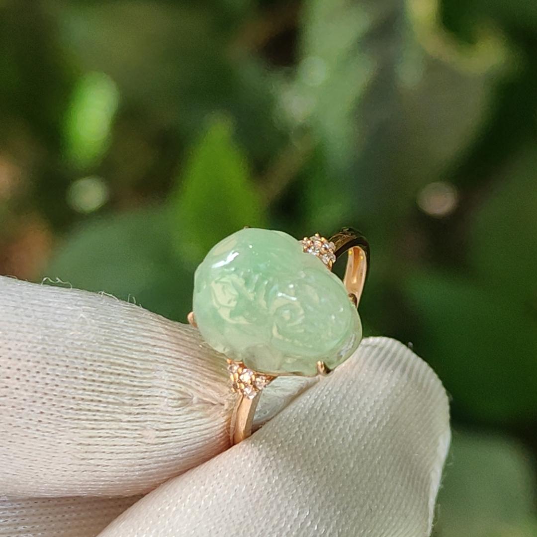 Good Quality Natural Type A Jadeite Jade crafted with light green pixiu set on 18k gold as Ring with certificate weighs 2.58 grams, measurement 12.1 * 9.6 * 5.3 mm (18kring24) Yi Pin Qian