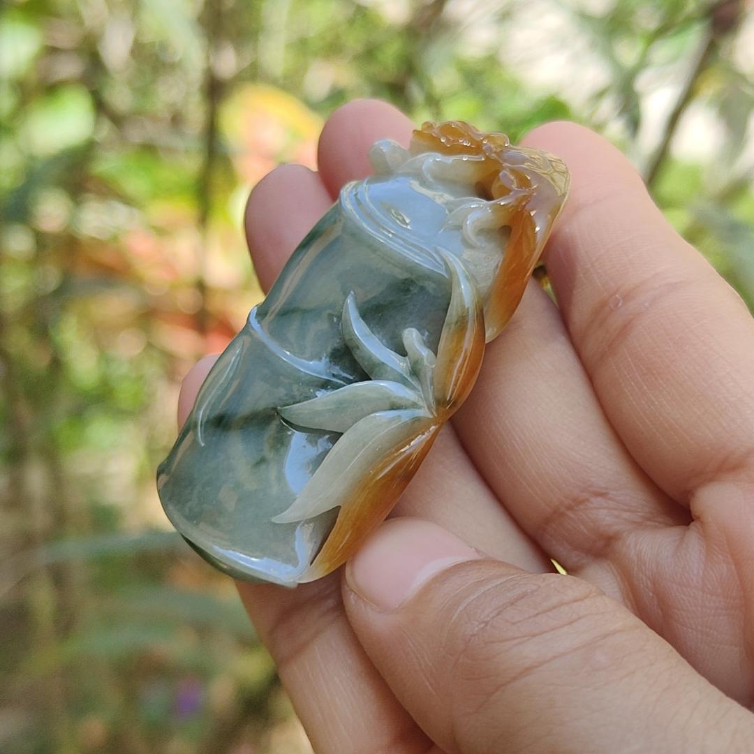 Premium Yellow and Floating Blueish Green (Piaohua) Natural Type A Jadeite Pendant Necklace crafted with Bamboo, Lizard symbols of Wealth, fortune, longevity and wisdom with certificate weigh 37.99 grams, 57.3 * 27.5 * 14.6 mm (pendant47) Yi Pin Qian