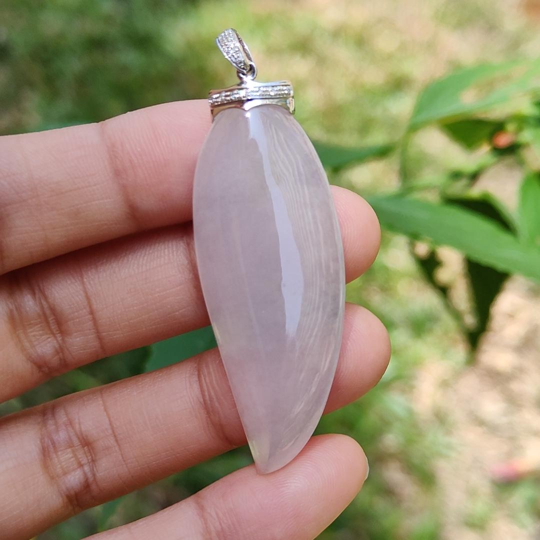 Beautifully designed 18k gold clasp attached to this Natural Type A Jadeite Jade crafted as shape of Chilli Pendant with certificate weigh 8.64 grams, measurement 47.5 * 18.2 * 5.8 mm (18kp20) Yi Pin Qian