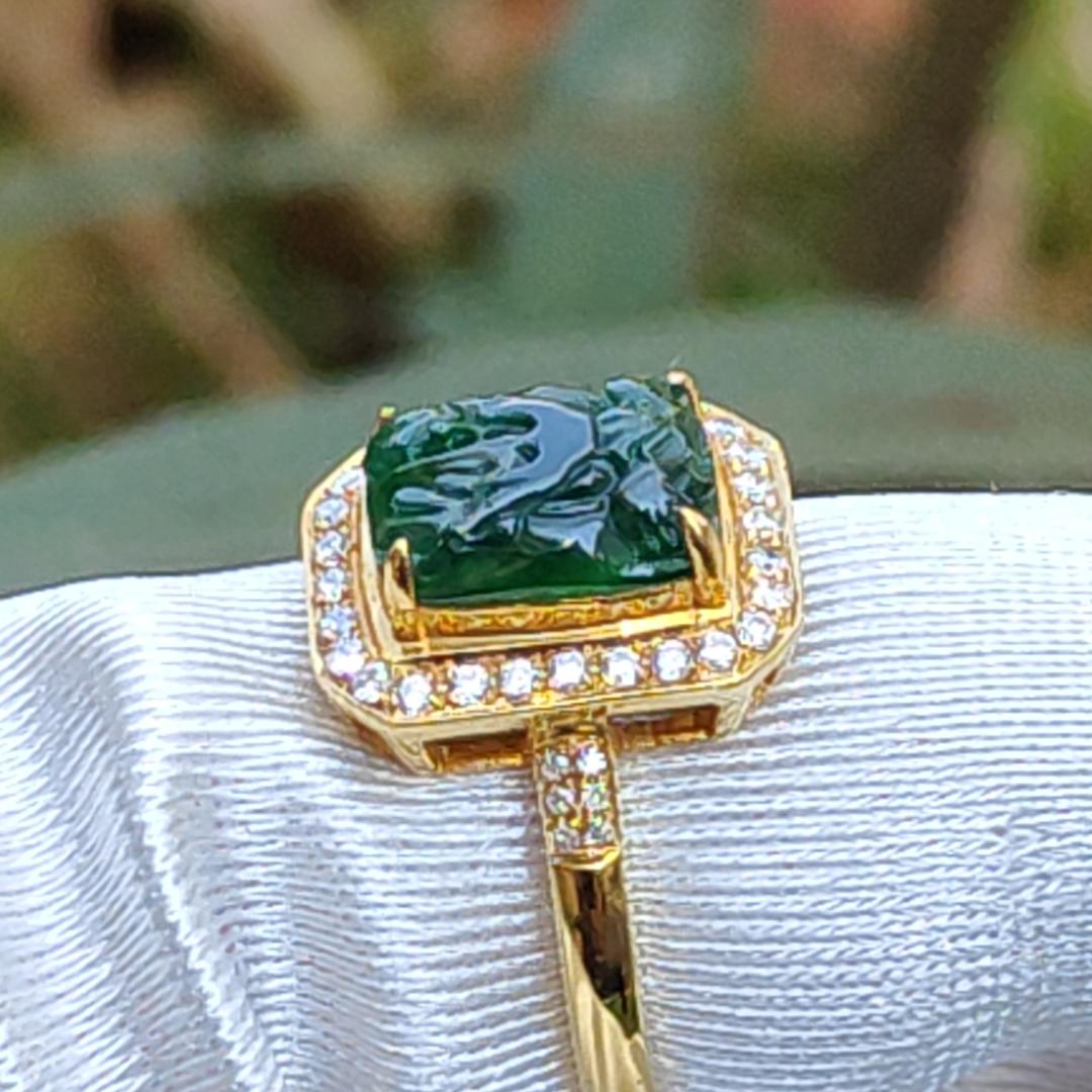 Old Pit Rare Green Natural Type A Jadeite G18k Setting Gold Ring with Dia crafted as Dragon with certificate total weigh 2.99 grams, Internal Finger Ring Size 17.6 mm (18kring6) Yi Pin Qian