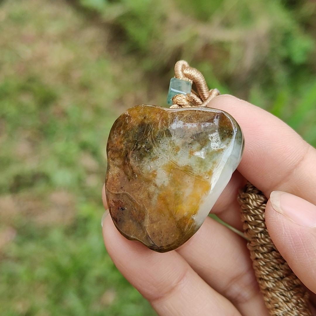 Brown Skin and Green Natural Type A Jadeite Pendant crafted with three leg toad and Chinese ingot, symbols of Fortune and good fortune, Auspicious and wealthy means to urge wealth, with ceritificate weigh 30.06 grams, 32.8 * 32 * 22.2 mm (pendant69) Yi Pin Qian