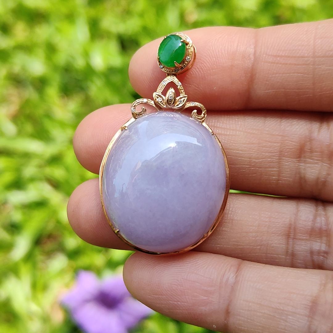 18k Gold setting as pendant with Oval Lavender Cabochon and Green cabochon with NGI Gemstone Report as Natural Type A Jadeite weight 11.80 grams , 24.50 * 21.53 * 11.11 mm , Translucent fine grain crystal aggregate, granular and fibrous texture (18kp7) Yi Pin Qian