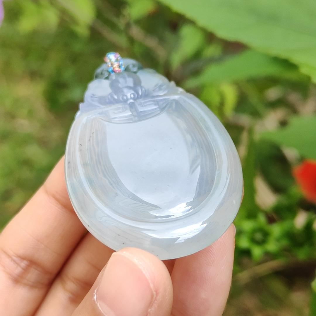 Green and Lavender Icy Translucent Crafted with Bat and Chinese Old School Patterns Natural Type A Jadeite with certificate included weigh 30.17 grams, 63.3 * 35.5 * 7 mm, suitable for daily wear or collections Yi Pin Qian