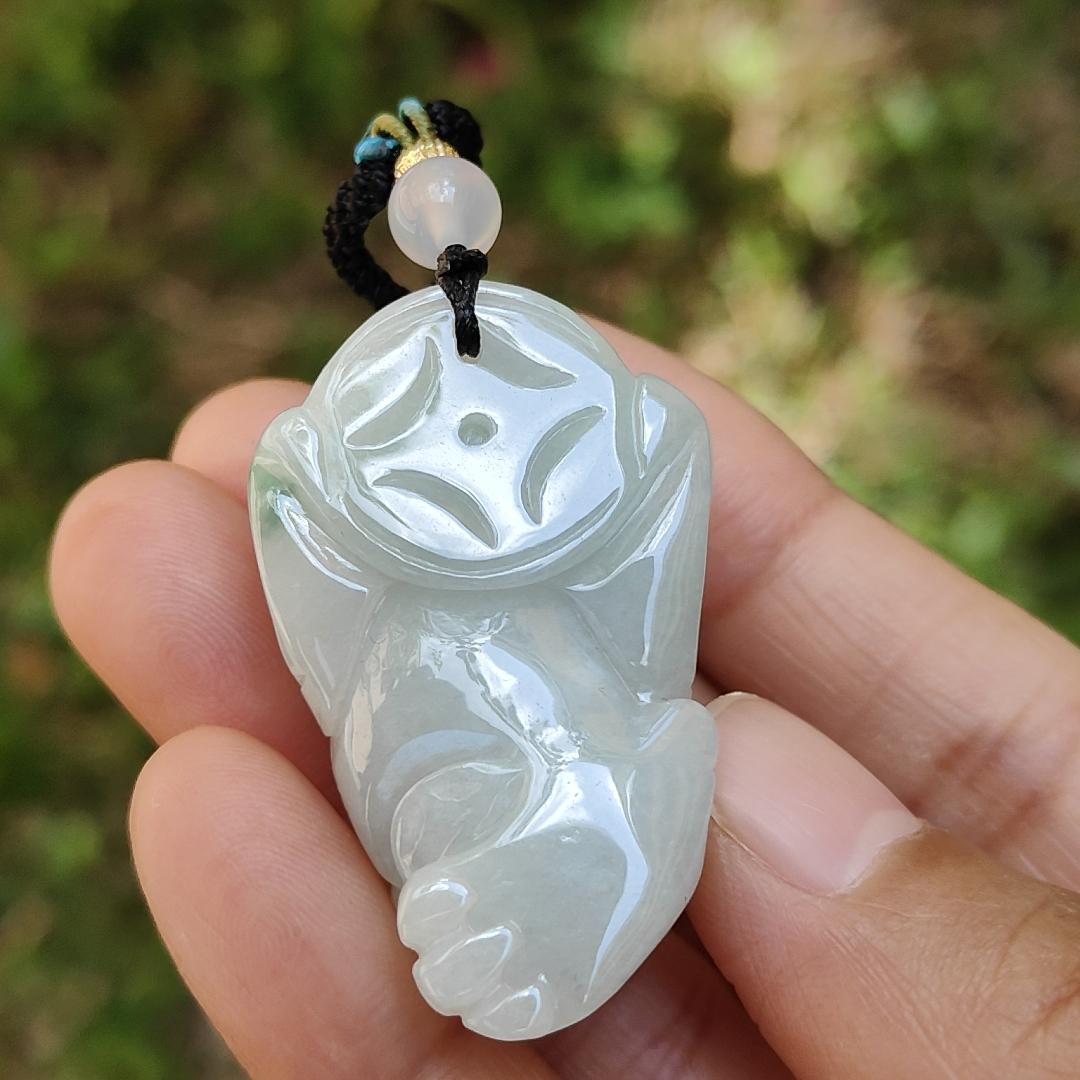 Three legs Toad Natural Type A Jadeite Pendant Necklace come with certificate weighs 31.86 grams, 40.8 * 25.5 * 18.2 mm, symbols of good fortune with money, very suitable for daily wear (pendant57) Yi Pin Qian