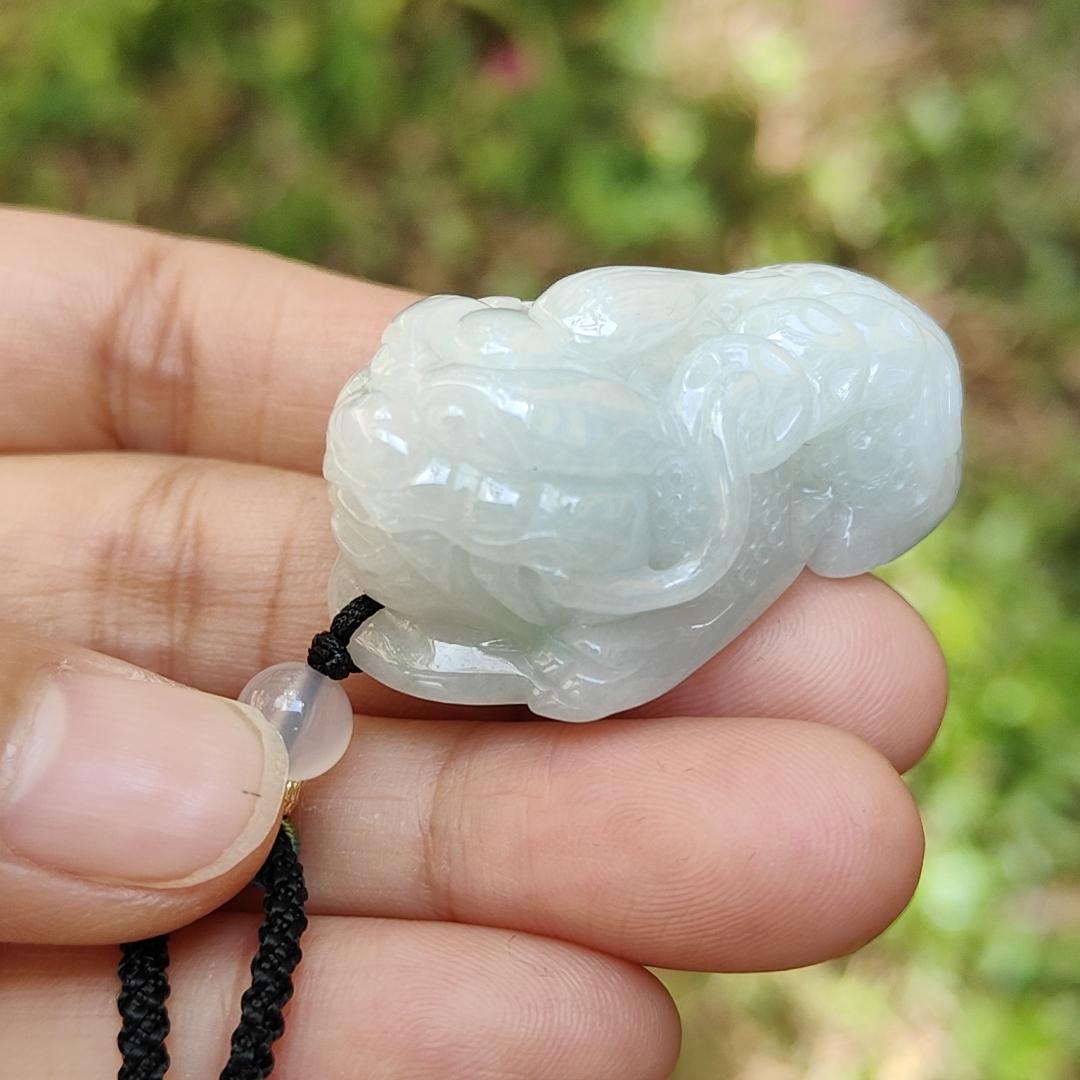 Three legs Toad Natural Type A Jadeite Pendant Necklace come with certificate weighs 31.86 grams, 40.8 * 25.5 * 18.2 mm, symbols of good fortune with money, very suitable for daily wear (pendant57) Yi Pin Qian