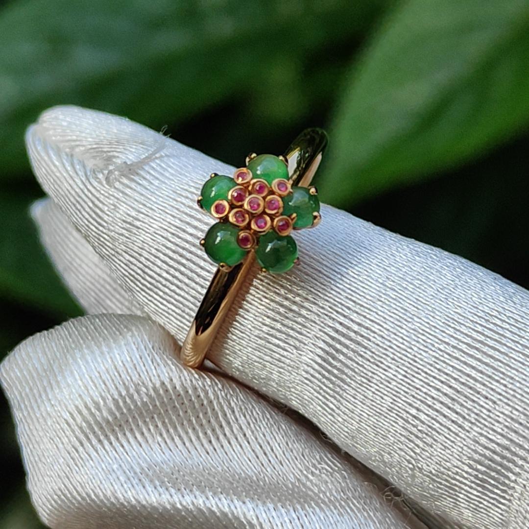 Mid Year Special Offer Five Green Cabochon Natural Type A Jadeite Jade set with 11 * 0.003 ruby on 18k Gold as a Ring, certificate included weigh 2.15 grams, finger size 18mm (18kring18) Yi Pin Qian
