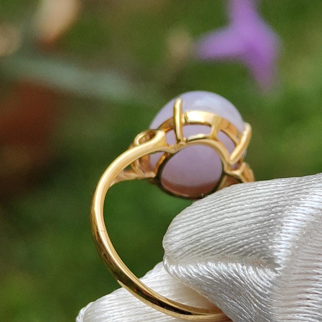 Luxury Fine Lavender Natural Type A Jadeite Jade Cabochon 11.6 * 10 * 5.8 mm, Set on 18k Gold as Ring with certificate weigh 3.24 grams, finger size 16.8 mm, A Lavender that withstand any lights (18kring14) Yi Pin Qian