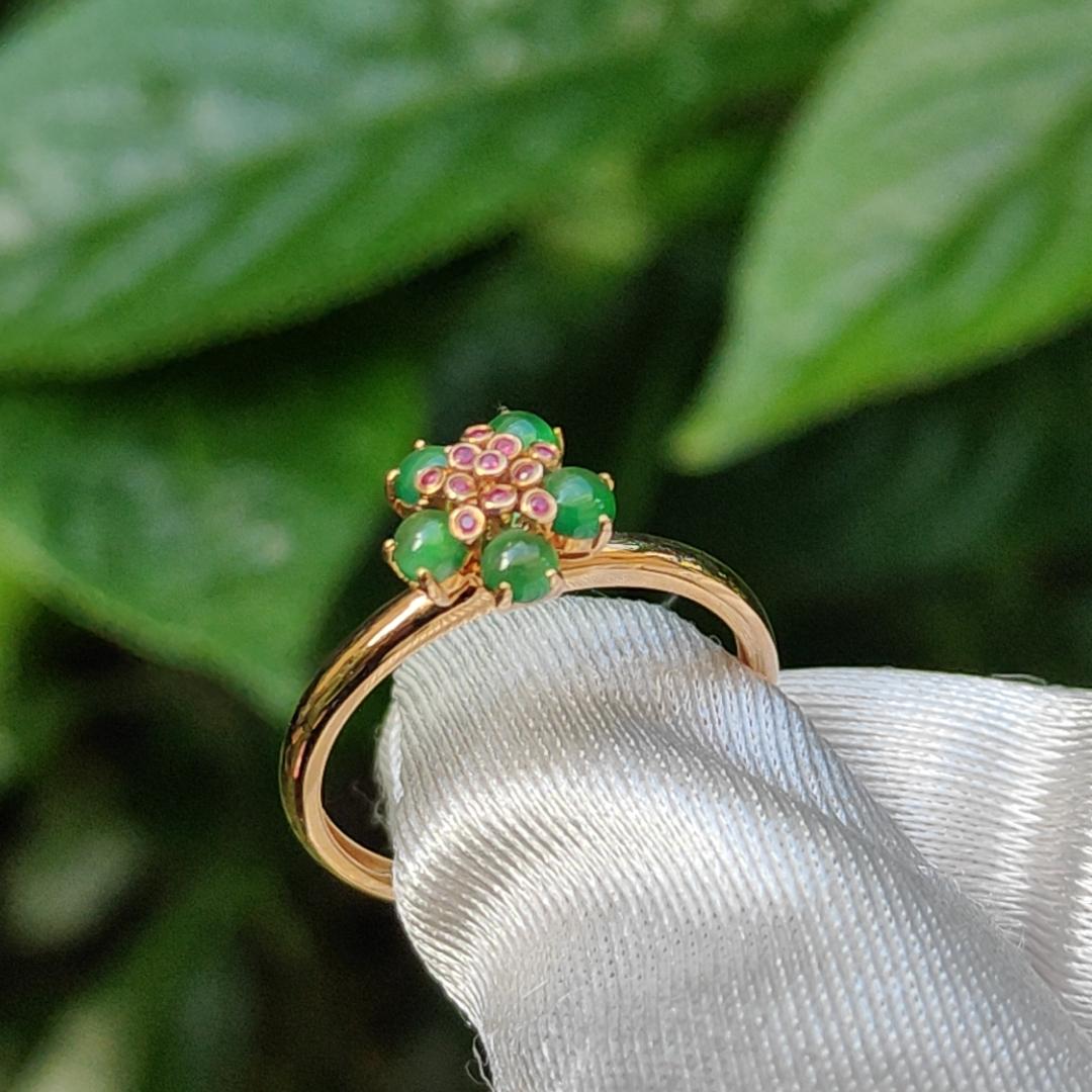 Mid Year Special Offer Five Green Cabochon Natural Type A Jadeite Jade set with 11 * 0.003 ruby on 18k Gold as a Ring, certificate included weigh 2.15 grams, finger size 18mm (18kring18) Yi Pin Qian