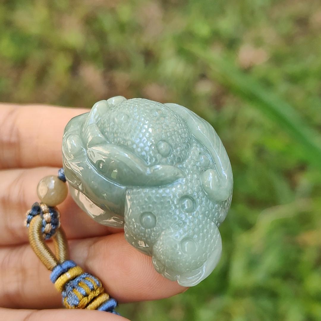 This cute Oily Green Three Legs Toad Natural Type A Jadeite Necklace Pendant with QIC Labs approved certificate included weighs 30.60 grams, 42.7 * 27.6 * 16.9 mm, symbols of good fortunes and money is very suitable for your daily wear (pendant126) Yi Pin Qian