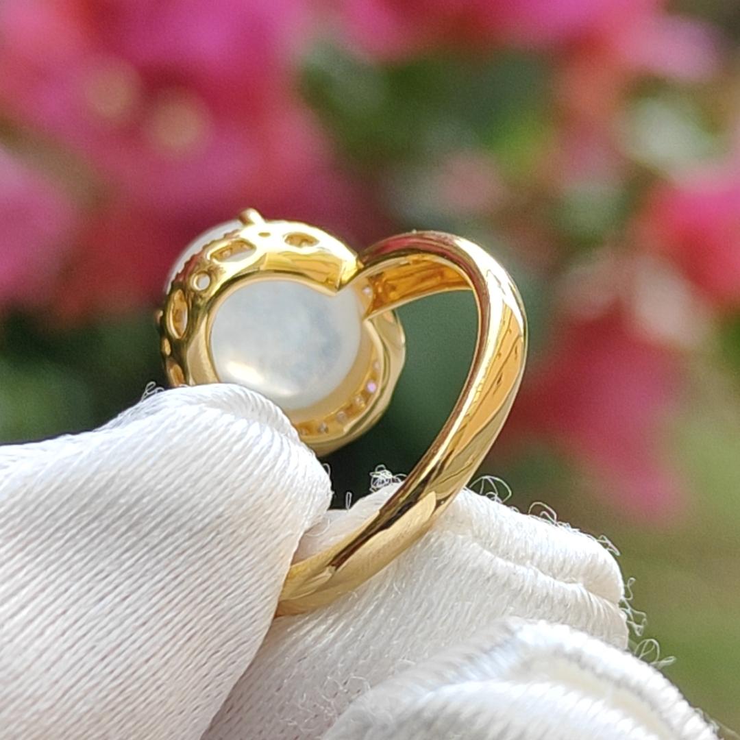 Icy Translucent Premium Quality Natural Type A Jadeite Jade crafted as Oval Cabochon set on 18k gold with diamonds as Ring with certificate weigh 2.54 grams, Finger Size 15mm, Measurement 9.9 * 8.2 * 4.5 mm (18kring22) Yi Pin Qian