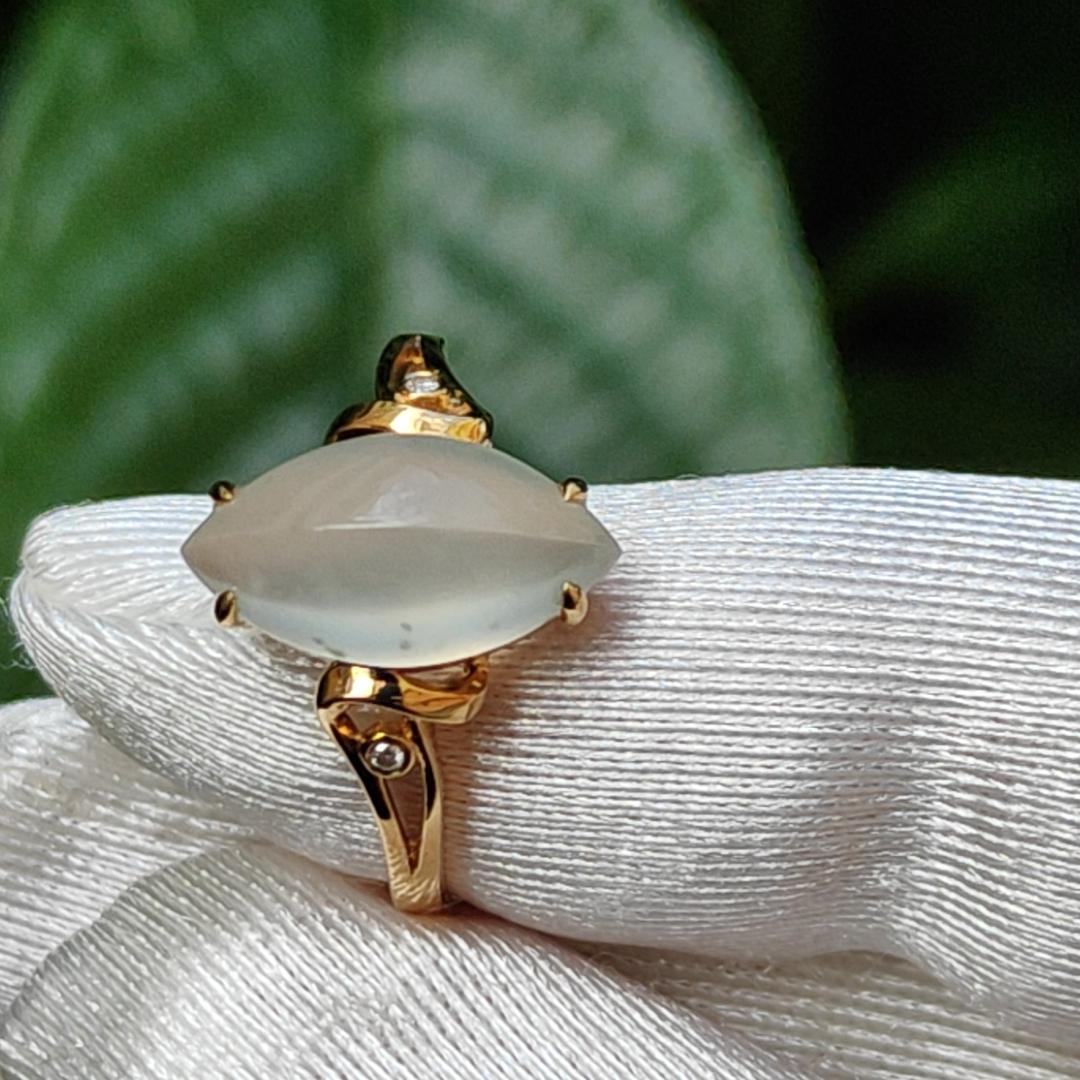 Premium Icy Marquise Cabochon 13.3 * 7.2 * 4 mm Natural Type A Jadeite Jade set on 18k Gold as Ring with certificate weigh 2.25 grams, Finger size 16.8mm (18kring17) Yi Pin Qian