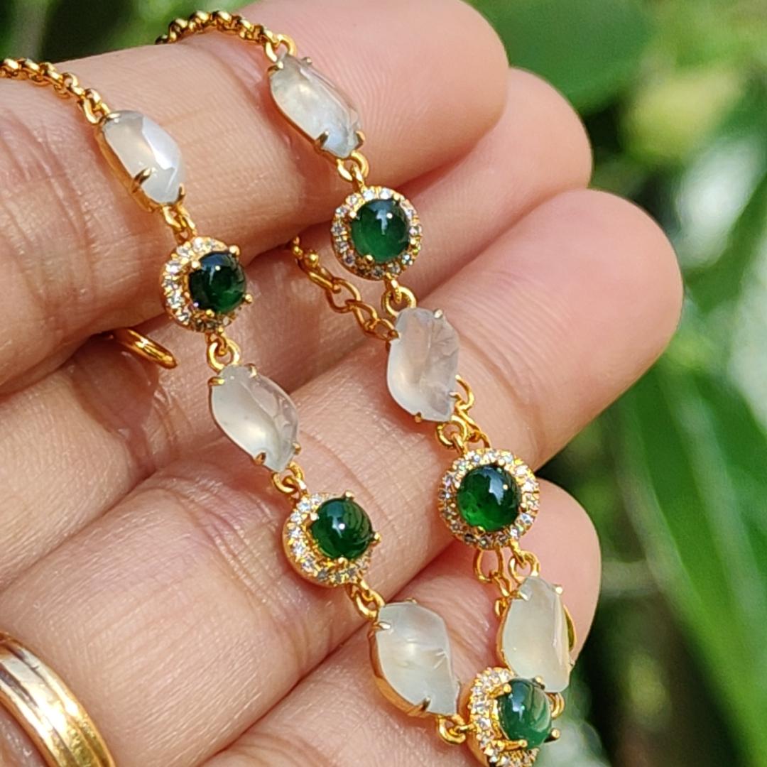 Premium Quality 6 Icy and 5 Green Natural Type A Jadeite Jade crafted as cabochons set on 18k gold as bracelet chain with certificate weigh 4.03 grams, measurement see description (18kpw3) Yi Pin Qian