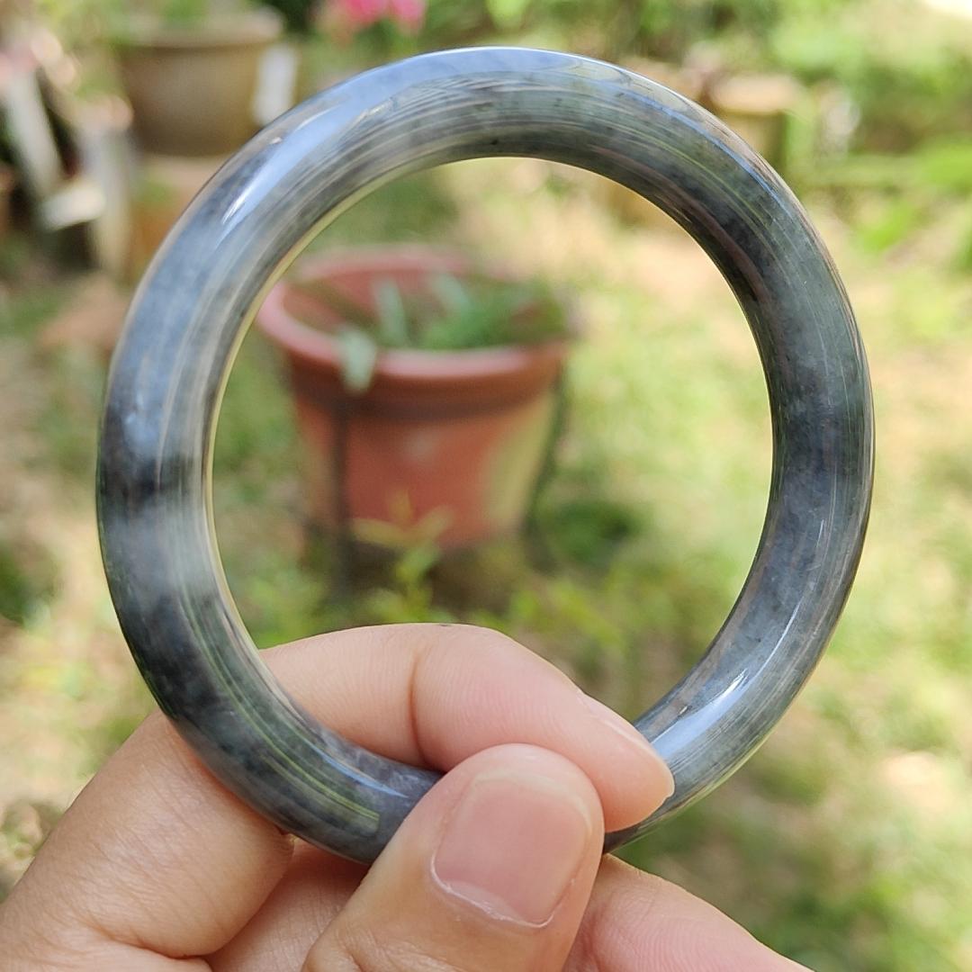 Quality Black wuji Natural Type A Jadeite Jade crafted with shape of Perfect Circle as Bangle Bracelet with certificate weigh 44.55 grams, measurement 9.1 * 9.2 mm, wrist size = 54mm (bangle3) Yi Pin Qian
