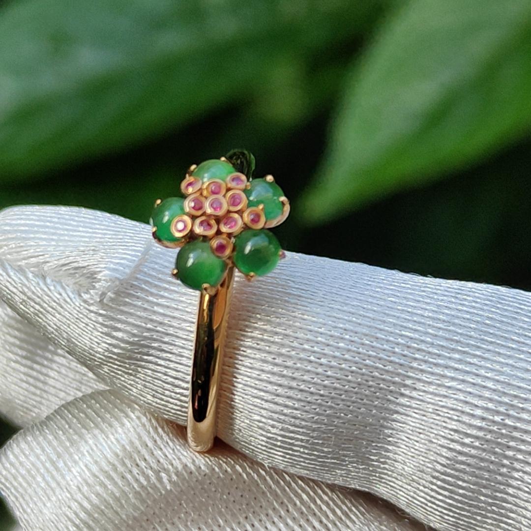 Mid Year Special Offer Five Green Cabochon Natural Type A Jadeite Jade set with 11 * 0.003 ruby on 18k Gold as a Ring, certificate included weigh 2.15 grams, finger size 18mm (18kring18) Yi Pin Qian