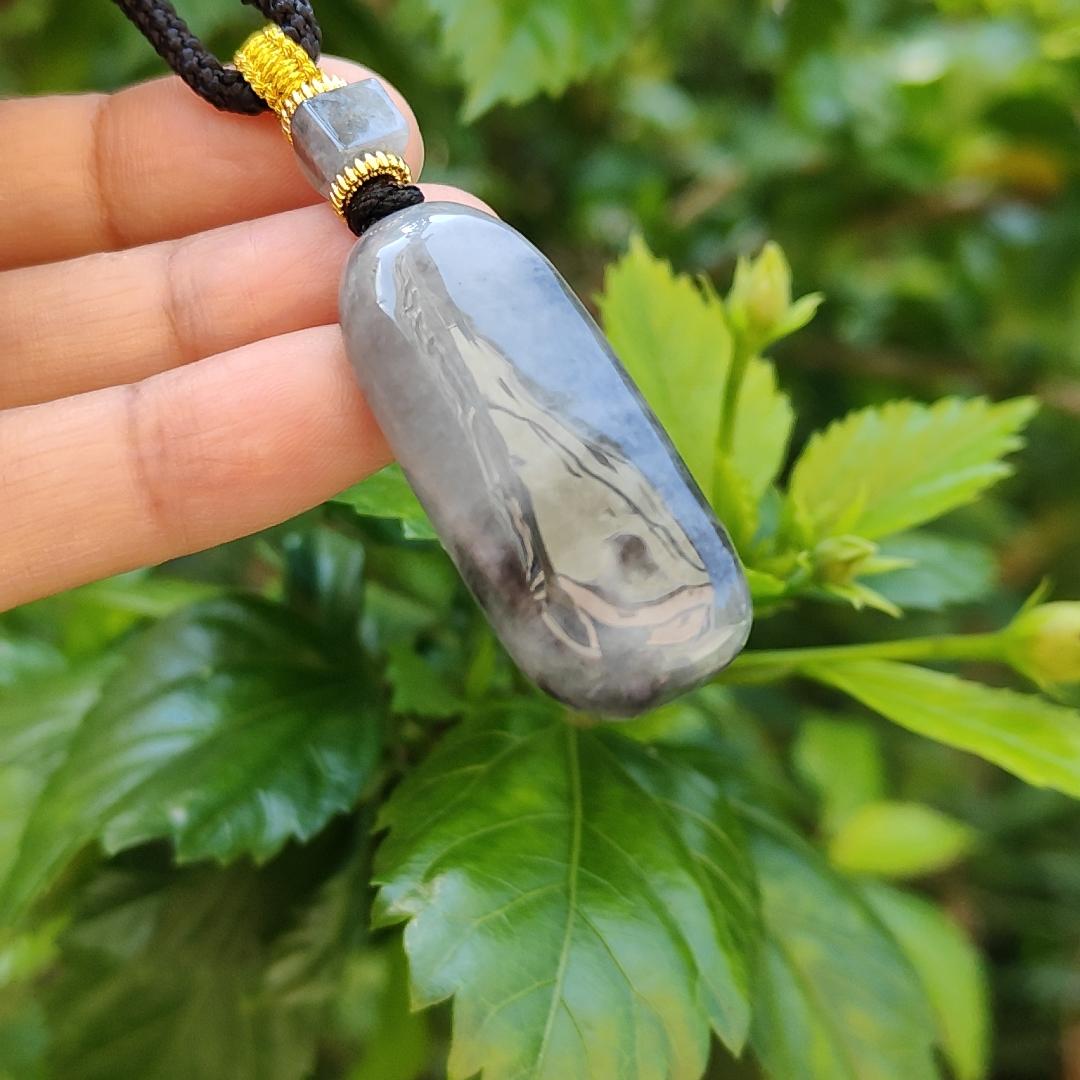 Black Wuji Natural Type A Jadeite Pendant does not carved with any patterns represent Peace and Safety and Jadeite symbolizes luck, eternity, and balance, with certificate weigh 16.55 grams, 39 * 16.2 * 11 mm, suitable for daily wear (pendant79) Yi Pin Qian