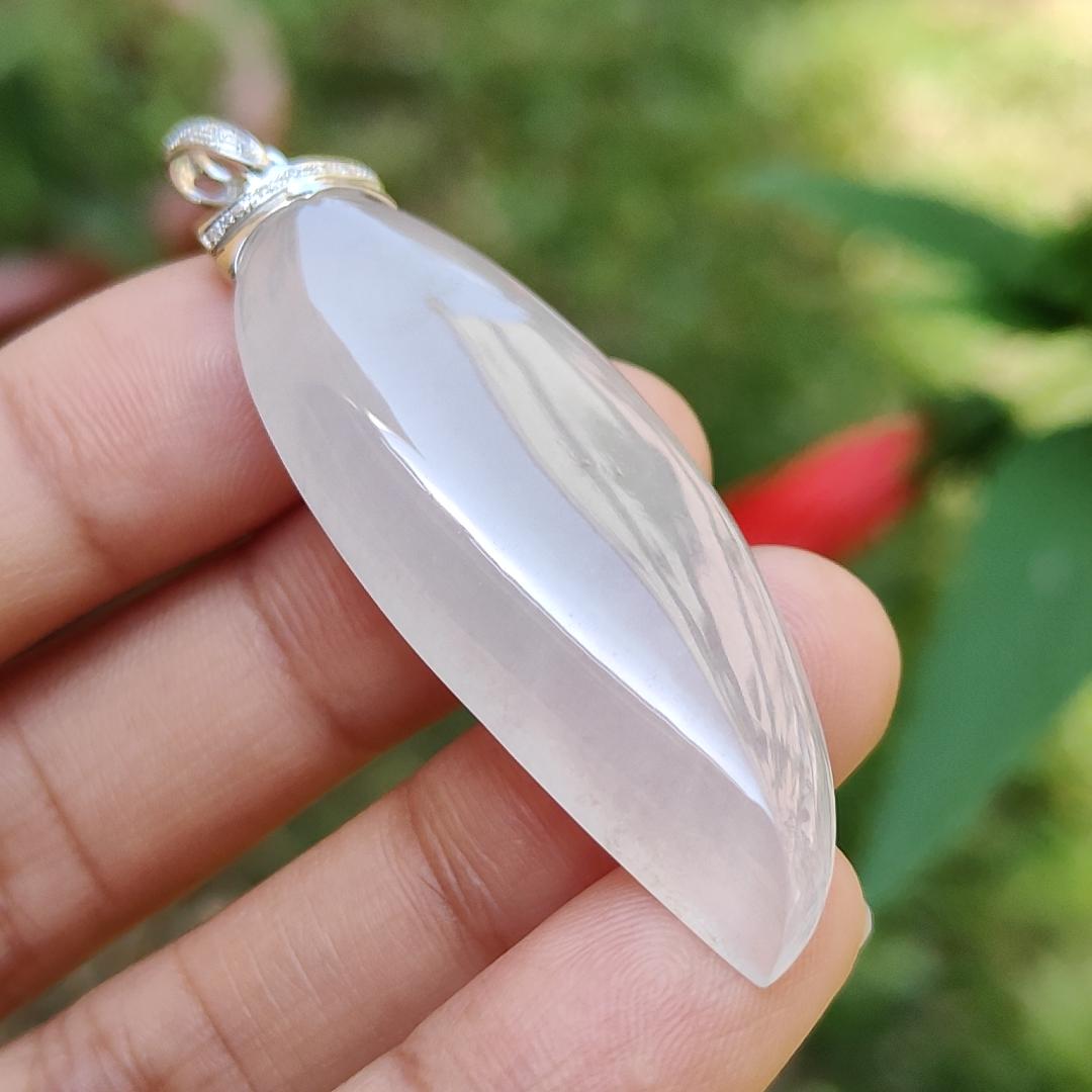 Beautifully designed 18k gold clasp attached to this Natural Type A Jadeite Jade crafted as shape of Chilli Pendant with certificate weigh 8.64 grams, measurement 47.5 * 18.2 * 5.8 mm (18kp20) Yi Pin Qian