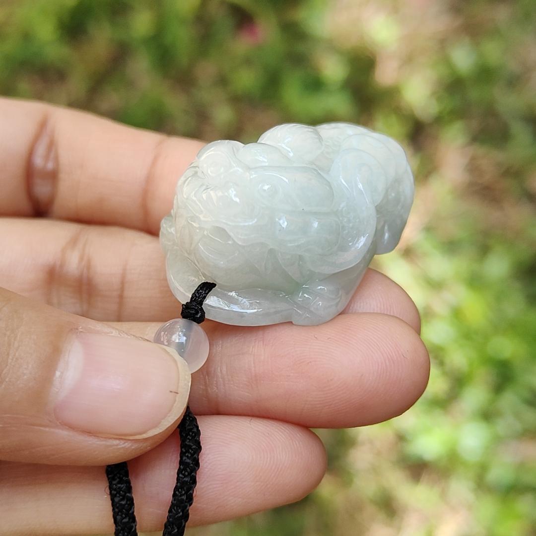 Three legs Toad Natural Type A Jadeite Pendant Necklace come with certificate weighs 31.86 grams, 40.8 * 25.5 * 18.2 mm, symbols of good fortune with money, very suitable for daily wear (pendant57) Yi Pin Qian