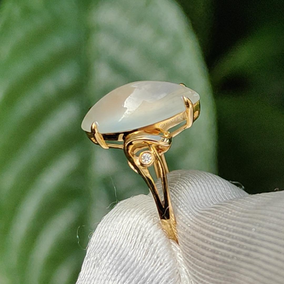 Premium Icy Marquise Cabochon 13.3 * 7.2 * 4 mm Natural Type A Jadeite Jade set on 18k Gold as Ring with certificate weigh 2.25 grams, Finger size 16.8mm (18kring17) Yi Pin Qian