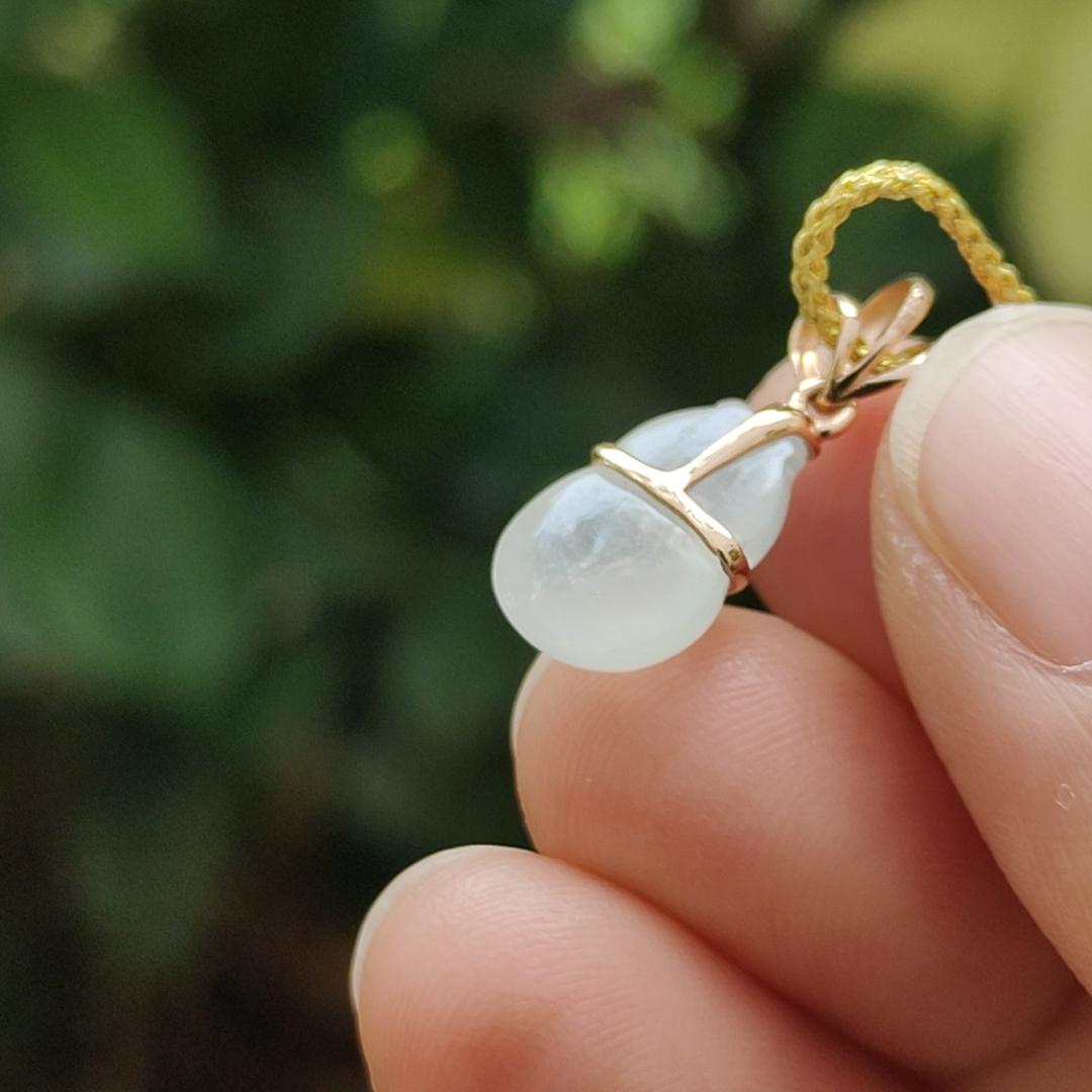 High Quality SG New Arrival crafted as small Gourd on Natural Type A Jadeite Jade set with 18k gold as pendant, certificate weighs 1.01 grams, measurement 18.9 * 8.3 * 4.3 mm (18kp75) Yi Pin Qian Jadeites Jade Jewelry ~Your Precious Quintessential ~ Singapore