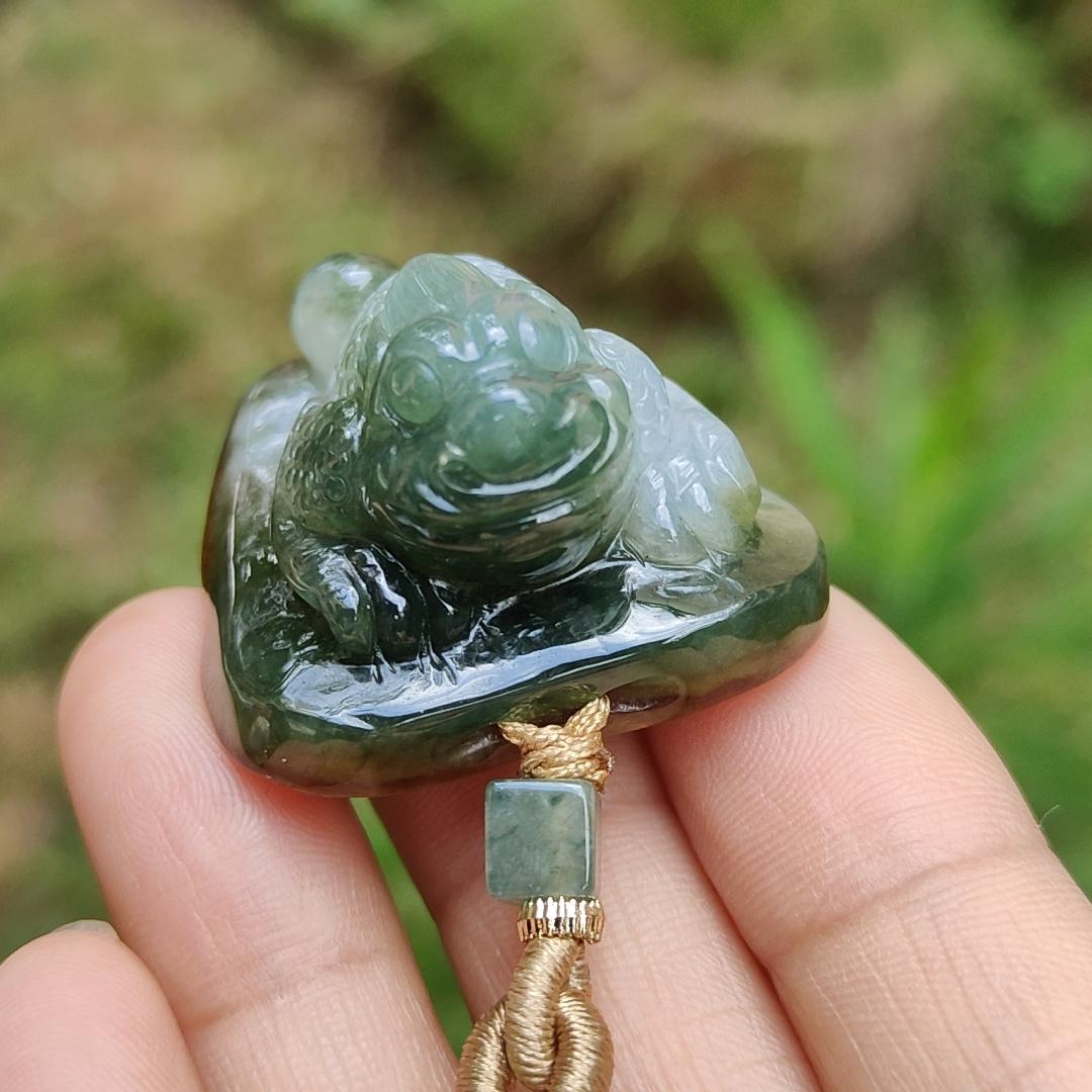 Brown Skin and Green Natural Type A Jadeite Pendant crafted with three leg toad and Chinese ingot, symbols of Fortune and good fortune, Auspicious and wealthy means to urge wealth, with ceritificate weigh 30.06 grams, 32.8 * 32 * 22.2 mm (pendant69) Yi Pin Qian