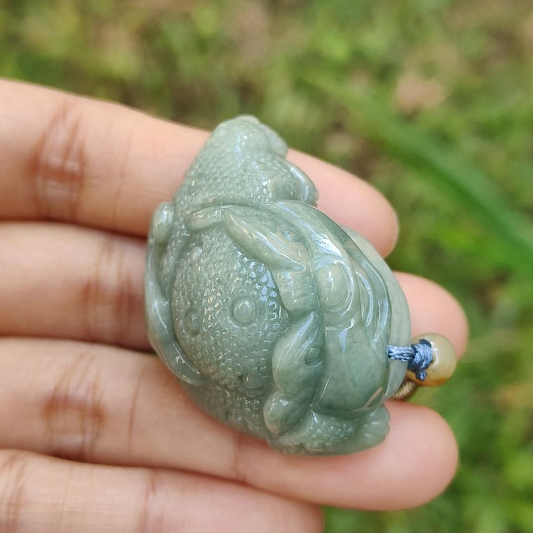 This cute Oily Green Three Legs Toad Natural Type A Jadeite Necklace Pendant with QIC Labs approved certificate included weighs 30.60 grams, 42.7 * 27.6 * 16.9 mm, symbols of good fortunes and money is very suitable for your daily wear (pendant126) Yi Pin Qian