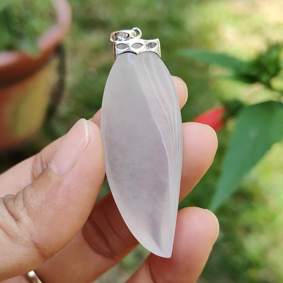 Beautifully designed 18k gold clasp attached to this Natural Type A Jadeite Jade crafted as shape of Chilli Pendant with certificate weigh 8.64 grams, measurement 47.5 * 18.2 * 5.8 mm (18kp20) Yi Pin Qian