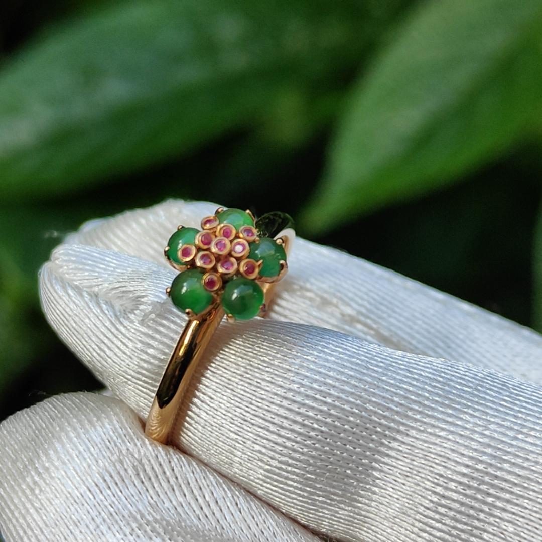 Mid Year Special Offer Five Green Cabochon Natural Type A Jadeite Jade set with 11 * 0.003 ruby on 18k Gold as a Ring, certificate included weigh 2.15 grams, finger size 18mm (18kring18) Yi Pin Qian