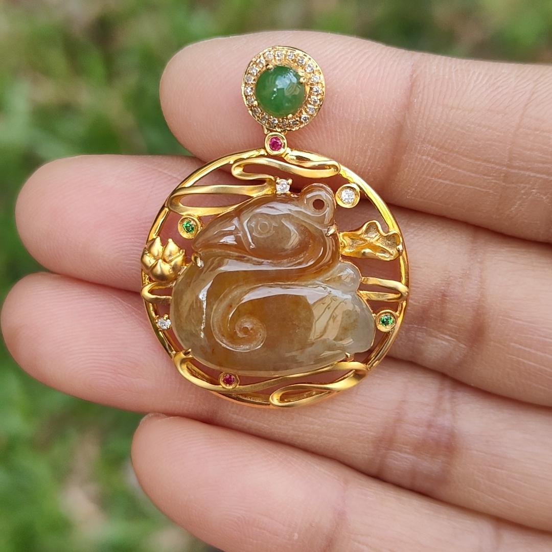 Beautifully designed Rare Yellow Natural Type A Jadeite Jade crafted as Swan set on 18k gold with diamonds, certificate weighs 5.36 grams (18kp38) Yi Pin Qian