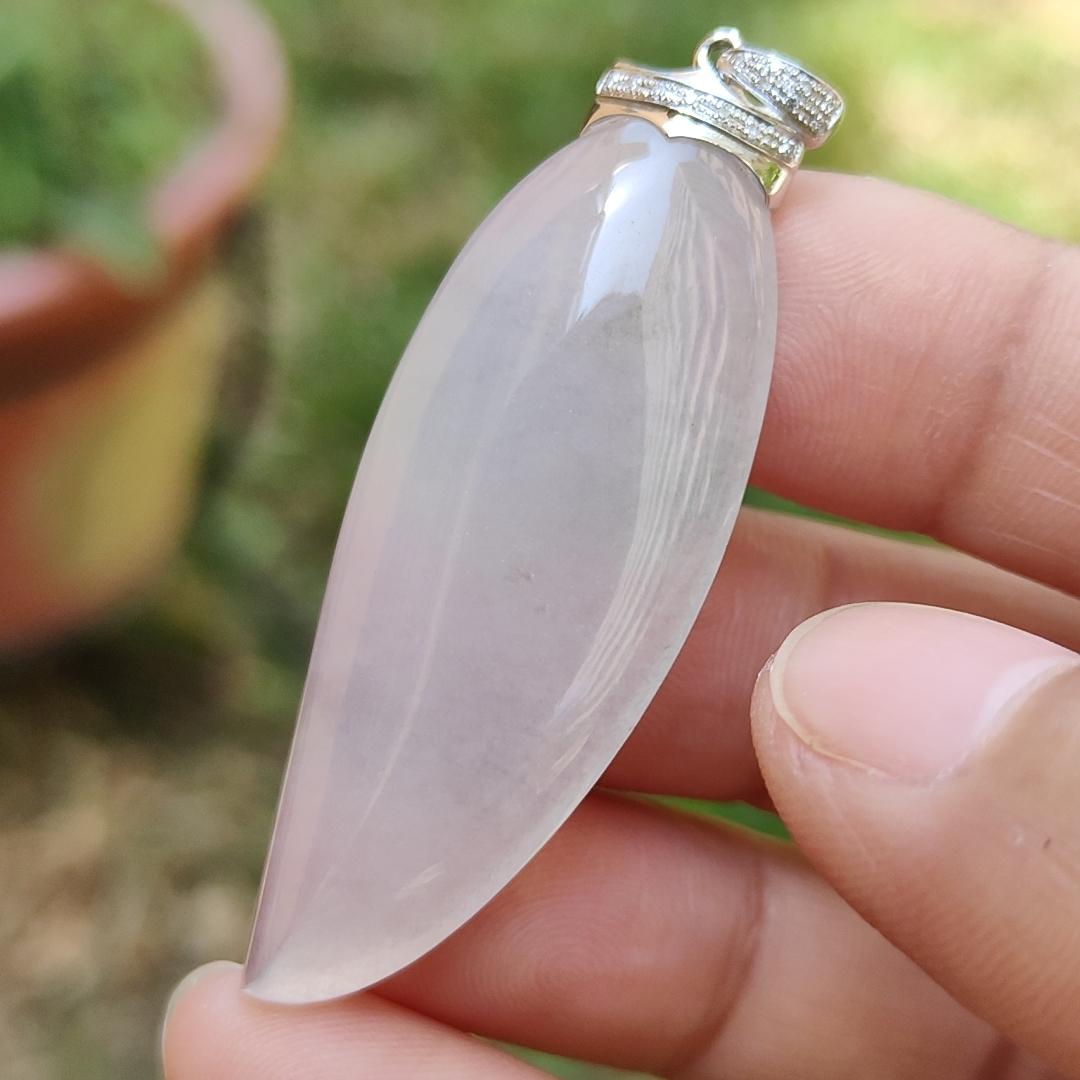Beautifully designed 18k gold clasp attached to this Natural Type A Jadeite Jade crafted as shape of Chilli Pendant with certificate weigh 8.64 grams, measurement 47.5 * 18.2 * 5.8 mm (18kp20) Yi Pin Qian