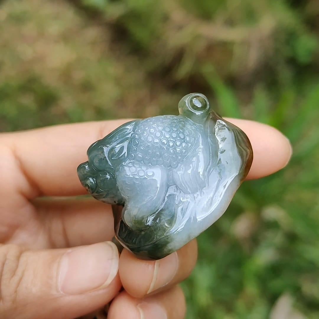Brown Skin and Green Natural Type A Jadeite Pendant crafted with three leg toad and Chinese ingot, symbols of Fortune and good fortune, Auspicious and wealthy means to urge wealth, with ceritificate weigh 30.06 grams, 32.8 * 32 * 22.2 mm (pendant69) Yi Pin Qian