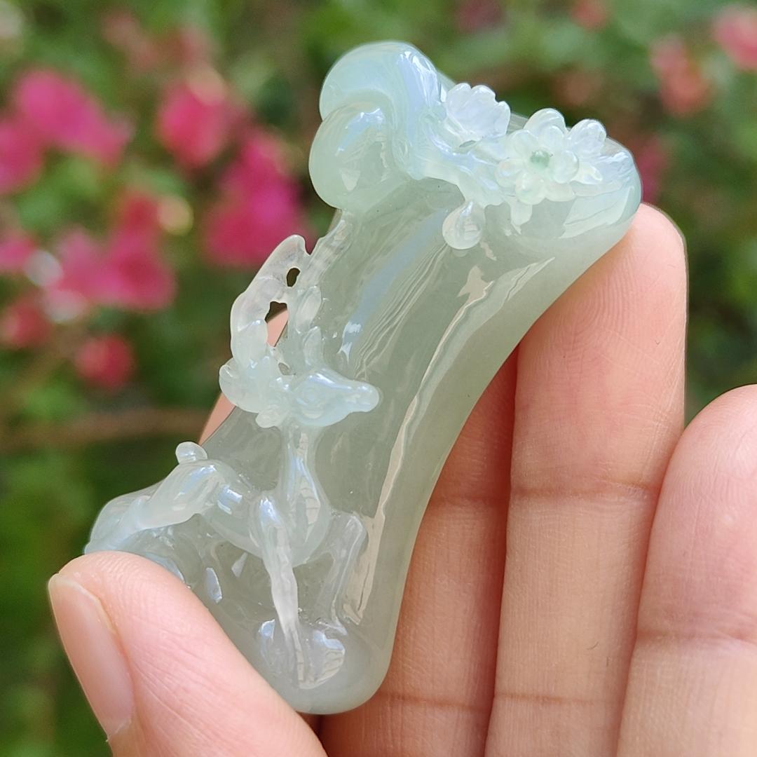 Highly Translucent faint green Old Mine with Specific Gravity 3.34, Carved as deer with very fine grain and good translucency Natural Type A Jadeite Pendant / Collection with NGI Gemstone report weight 140.16 grams, 47.50 * 26.75 * 13.29 mm (pendant131) Yi Pin Qian