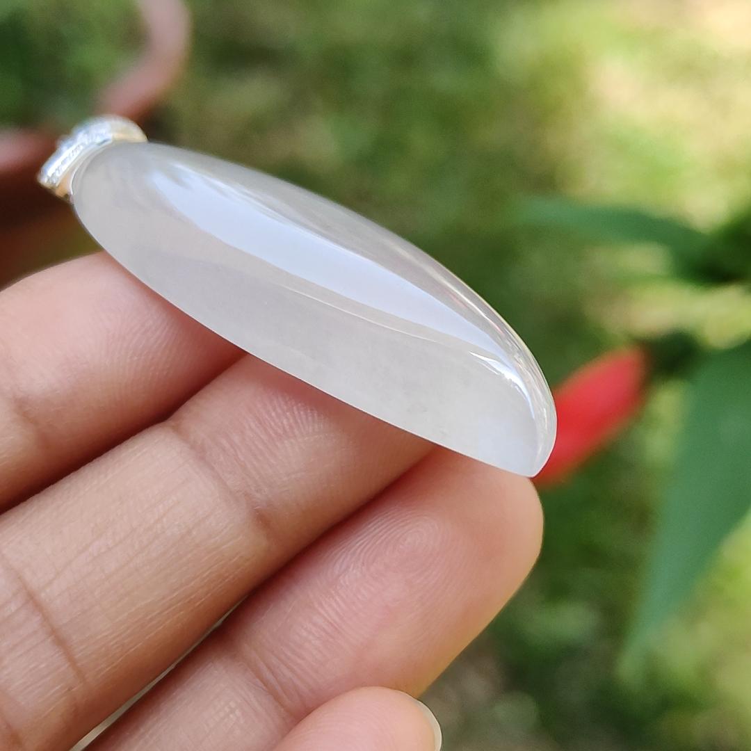 Beautifully designed 18k gold clasp attached to this Natural Type A Jadeite Jade crafted as shape of Chilli Pendant with certificate weigh 8.64 grams, measurement 47.5 * 18.2 * 5.8 mm (18kp20) Yi Pin Qian