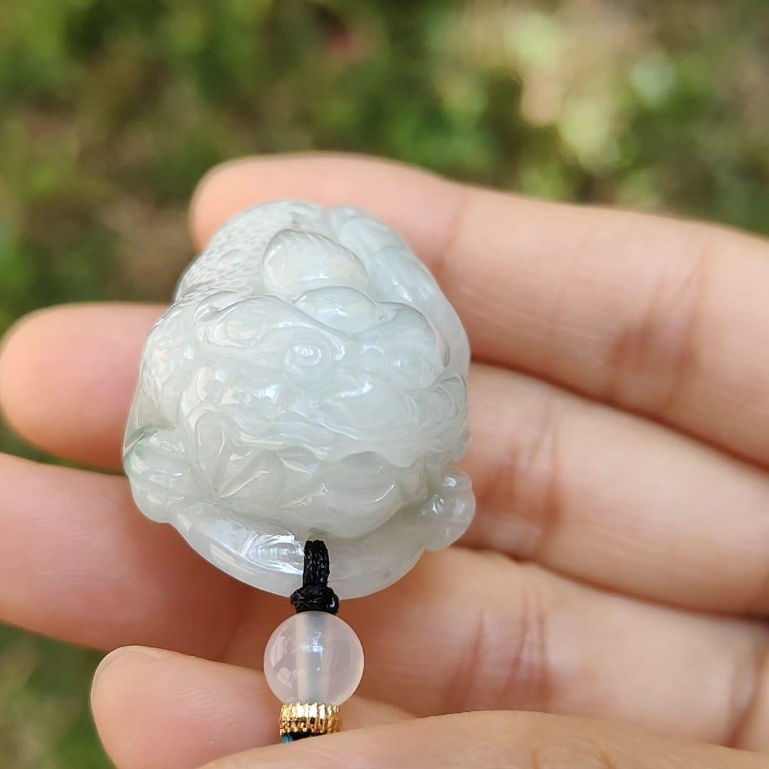 Three legs Toad Natural Type A Jadeite Pendant Necklace come with certificate weighs 31.86 grams, 40.8 * 25.5 * 18.2 mm, symbols of good fortune with money, very suitable for daily wear (pendant57) Yi Pin Qian