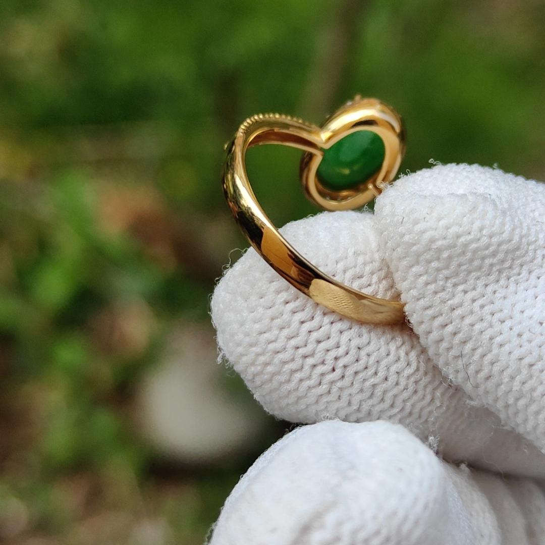 Green Natural Type A Jadeite Jade Cabochon 8.8 * 5.6 * 2.5 mm crafted with oval shape set on 18k Gold as ring with certificate weighs 1.92 grams (18kring25) Yi Pin Qian