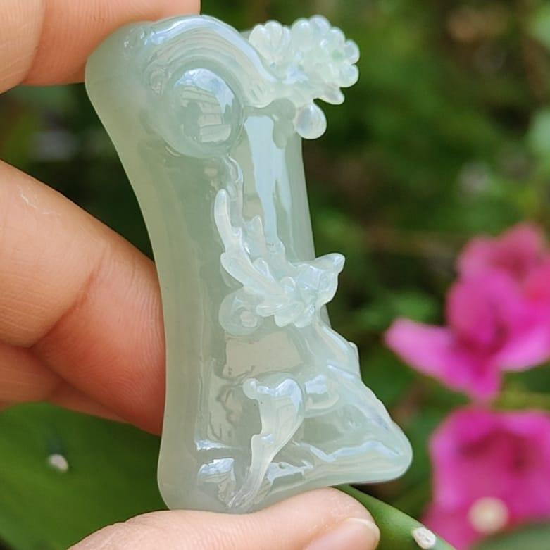 Highly Translucent faint green Old Mine with Specific Gravity 3.34, Carved as deer with very fine grain and good translucency Natural Type A Jadeite Pendant / Collection with NGI Gemstone report weight 140.16 grams, 47.50 * 26.75 * 13.29 mm (pendant131) Yi Pin Qian