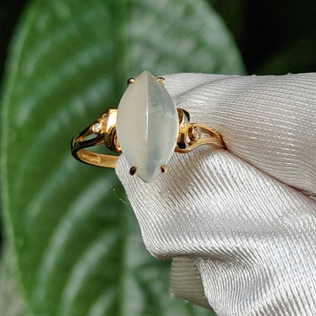 Premium Icy Marquise Cabochon 13.3 * 7.2 * 4 mm Natural Type A Jadeite Jade set on 18k Gold as Ring with certificate weigh 2.25 grams, Finger size 16.8mm (18kring17) Yi Pin Qian