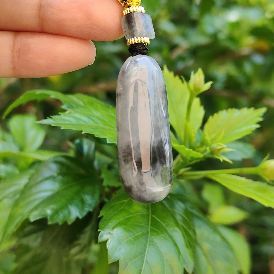 Black Wuji Natural Type A Jadeite Pendant does not carved with any patterns represent Peace and Safety and Jadeite symbolizes luck, eternity, and balance, with certificate weigh 16.55 grams, 39 * 16.2 * 11 mm, suitable for daily wear (pendant79) Yi Pin Qian