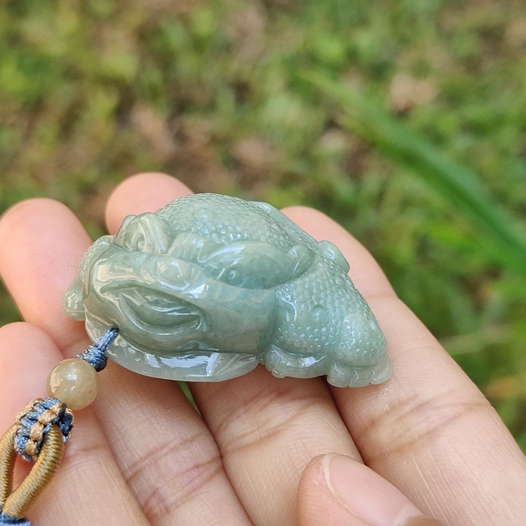 This cute Oily Green Three Legs Toad Natural Type A Jadeite Necklace Pendant with QIC Labs approved certificate included weighs 30.60 grams, 42.7 * 27.6 * 16.9 mm, symbols of good fortunes and money is very suitable for your daily wear (pendant126) Yi Pin Qian