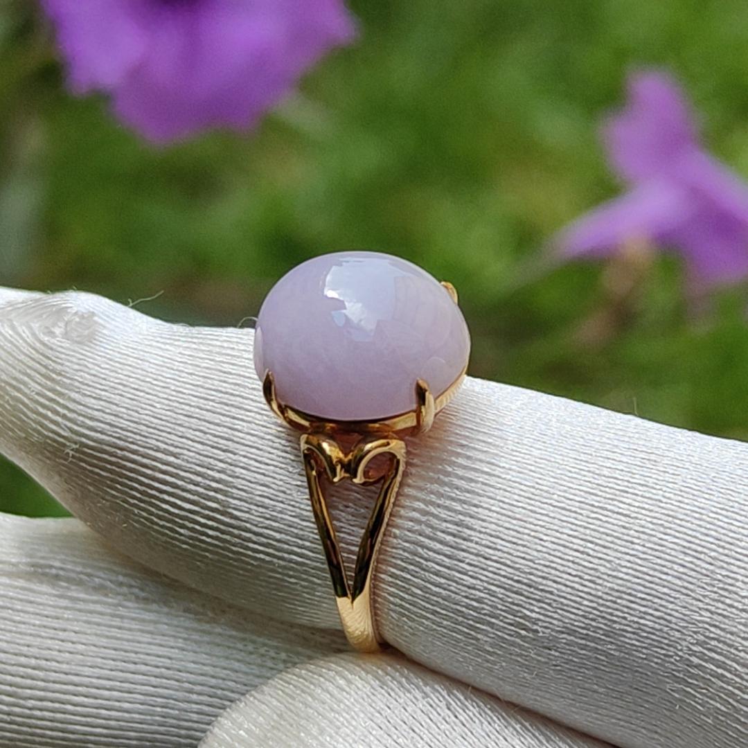 Luxury Fine Lavender Natural Type A Jadeite Jade Cabochon 11.6 * 10 * 5.8 mm, Set on 18k Gold as Ring with certificate weigh 3.24 grams, finger size 16.8 mm, A Lavender that withstand any lights (18kring14) Yi Pin Qian