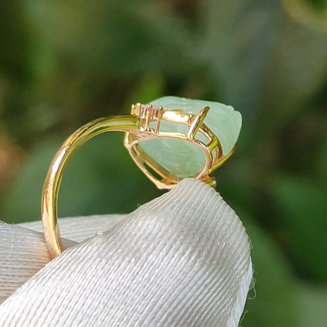 Good Quality Natural Type A Jadeite Jade crafted with light green pixiu set on 18k gold as Ring with certificate weighs 2.58 grams, measurement 12.1 * 9.6 * 5.3 mm (18kring24) Yi Pin Qian