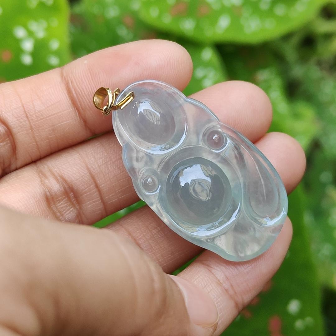 Old Mine Natural Type A Jadeite with NGI Gemstone report - A Highly Translucent Icy Variety Pendant weight 9.99 grams, 38.8 * 21.72 * 8.16 mm , plus 18k gold clasp, Very fine grain crystal aggregate and very good translucency Myanmar Jadeite (18kp5) Yi Pin Qian