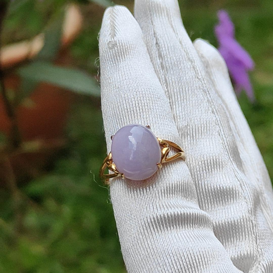 Luxury Fine Lavender Natural Type A Jadeite Jade Cabochon 11.6 * 10 * 5.8 mm, Set on 18k Gold as Ring with certificate weigh 3.24 grams, finger size 16.8 mm, A Lavender that withstand any lights (18kring14) Yi Pin Qian