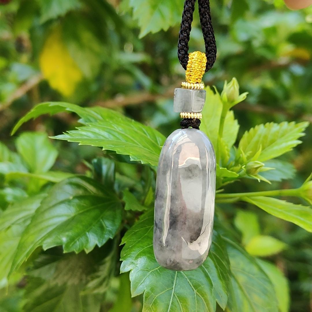 Black Wuji Natural Type A Jadeite Pendant does not carved with any patterns represent Peace and Safety and Jadeite symbolizes luck, eternity, and balance, with certificate weigh 16.55 grams, 39 * 16.2 * 11 mm, suitable for daily wear (pendant79) Yi Pin Qian