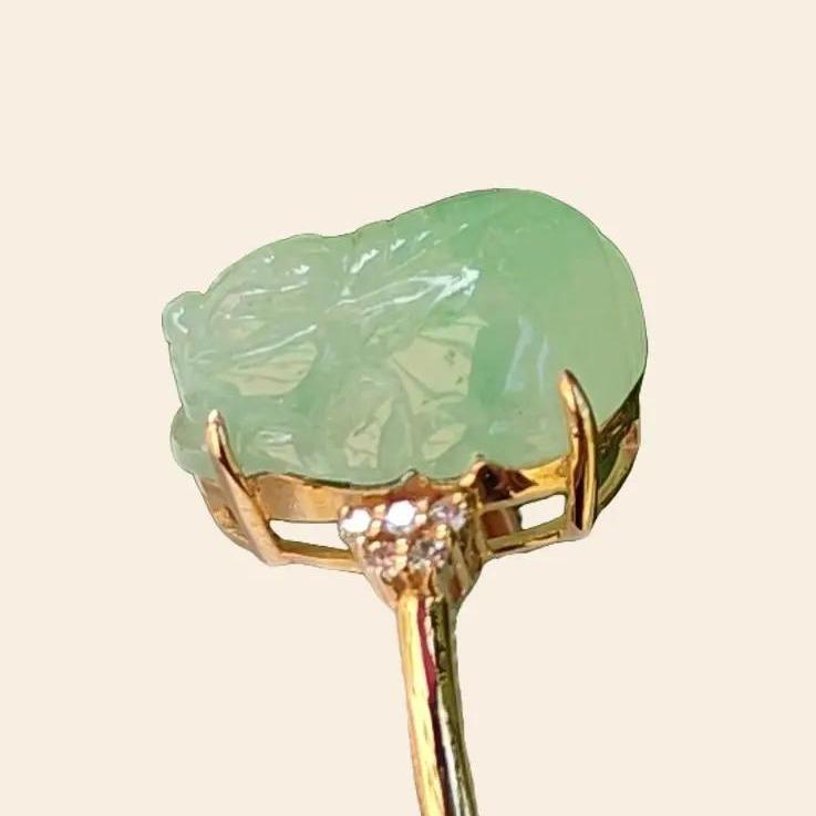 Good Quality Natural Type A Jadeite Jade crafted with light green pixiu set on 18k gold as Ring with certificate weighs 2.58 grams, measurement 12.1 * 9.6 * 5.3 mm (18kring24) Yi Pin Qian