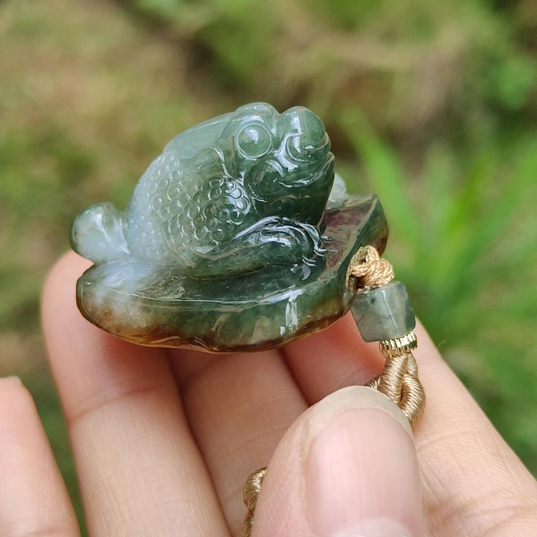 Brown Skin and Green Natural Type A Jadeite Pendant crafted with three leg toad and Chinese ingot, symbols of Fortune and good fortune, Auspicious and wealthy means to urge wealth, with ceritificate weigh 30.06 grams, 32.8 * 32 * 22.2 mm (pendant69) Yi Pin Qian